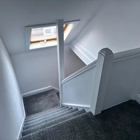 Shm Stays Solihull Hs2 Nec Airport Nr M6 M40 M42 Great For Long & Short Stays 15 Min Walk To Train Station 5 Min Drive To Town Centre Outside Bus Stops & Supermarket Free Parking Exterior photo