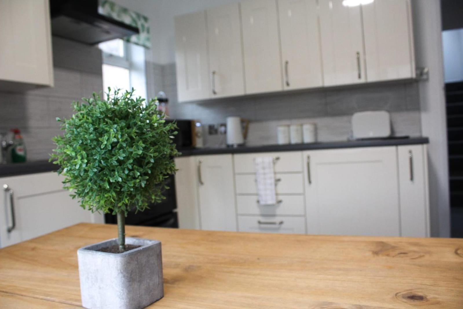 Shm Hs2 Nec Airport Nr M6 M40 M42 Great For Long & Short 15 Min Walk To Train Station 5 Min Drive To Town Centre Outside Bus Stops & Supermarket Free Parking *