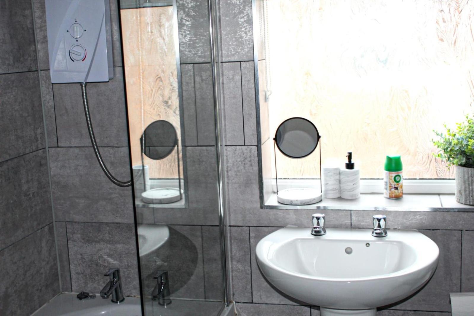 Shm Hs2 Nec Airport Nr M6 M40 M42 Great For Long & Short 15 Min Walk To Train Station 5 Min Drive To Town Centre Outside Bus Stops & Supermarket Free Parking Апартаменты Солихалл